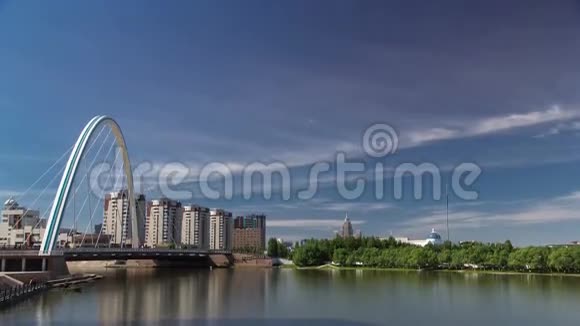 桥上的伊希姆与公园时间推移与运输和云的背景中亚哈萨克斯坦阿斯塔纳视频的预览图