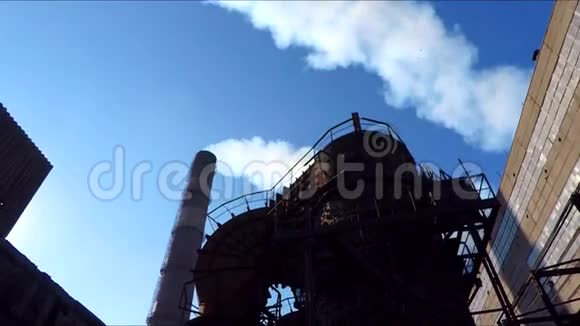 钢管背景上的钢厂结构视频的预览图