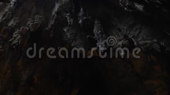 在巴图洞穴马来西亚看到了钟乳石和石笋洞穴和寺庙的内部视频的预览图