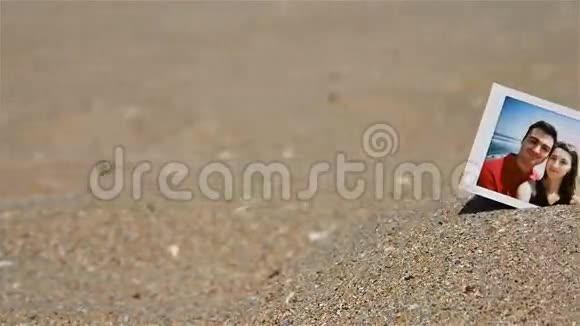 沙滩上年轻幸福夫妇的即时照片视频的预览图