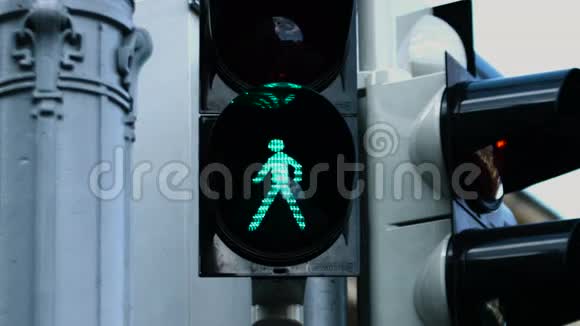 当绿灯在变成红色之前开始闪烁时白天交通灯的特写图片视频的预览图