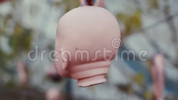 恐怖头和挂在树上的玩偶的其他部分视频的预览图
