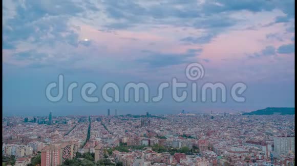 时间流逝的城市巴塞罗那日落与月亮在天空视频的预览图