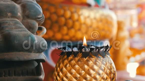 中国风格的原始烛台一尊龙铜像和一支燃烧的蜡烛视频的预览图