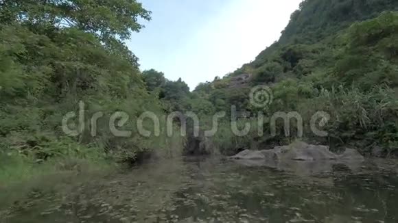 一次水上之旅参观越南洞穴视频的预览图