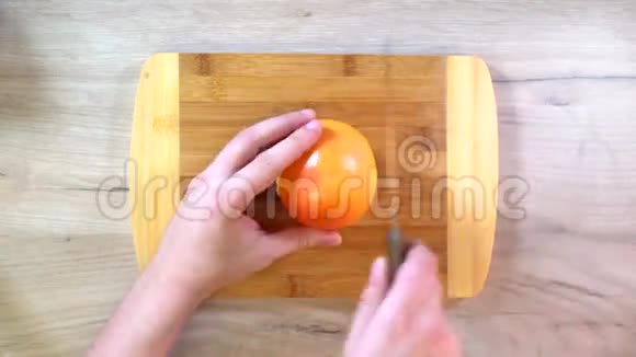 男人手切葡萄柚俯视图视频的预览图