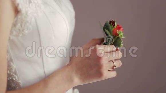 新娘手捧小玫瑰视频的预览图