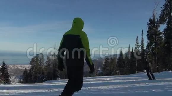 滑雪者在阳光明媚的冬日滑雪视频的预览图