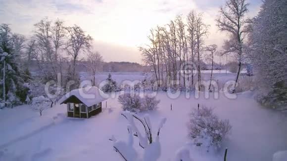 雪中间的一座小别墅视频的预览图