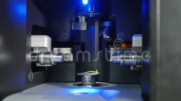 关闭3D打印机操作在设计工作室工作期间电子三维塑料打印机3D型打印机视频的预览图
