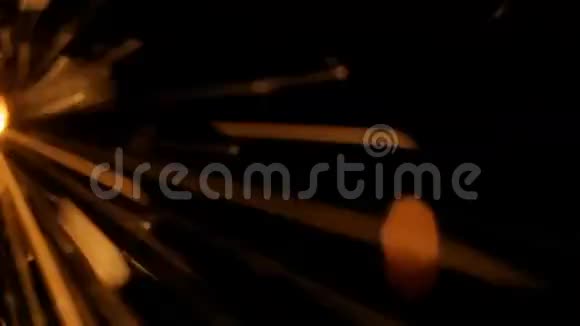 烟花在宏射中燃烧视频的预览图