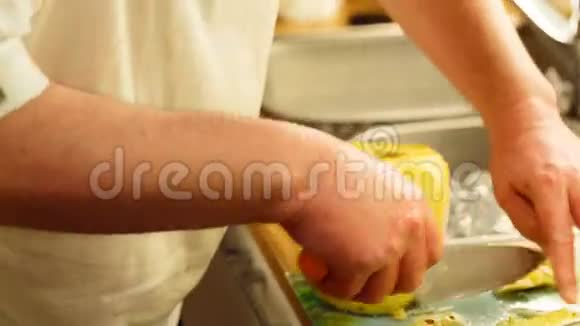 男人在厨房把菠萝切成碎片视频的预览图