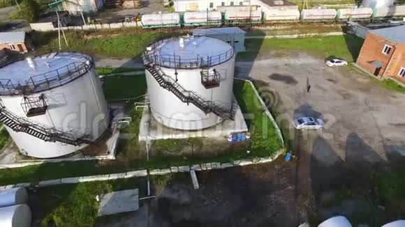 油箱的俯视图库存石油重质石化炼油厂储油罐视频的预览图