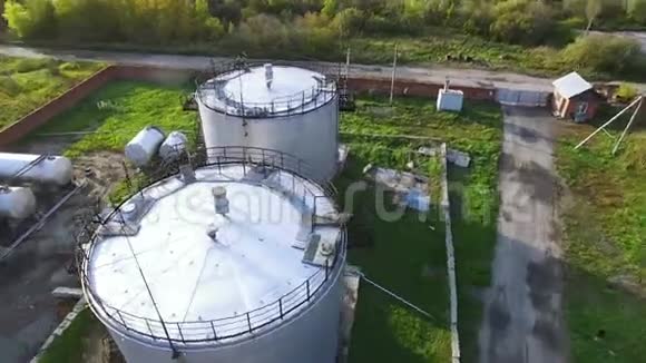 油箱的俯视图库存石油重质石化炼油厂储油罐视频的预览图