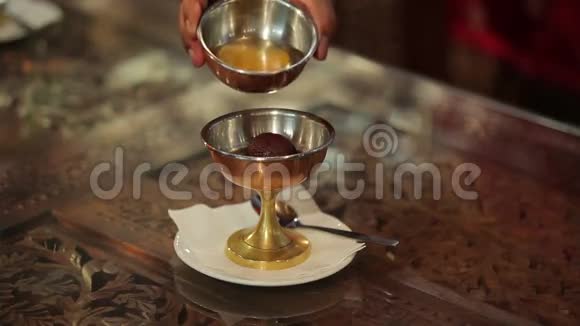 男人在印度餐馆喝甜点蜂蜜视频的预览图