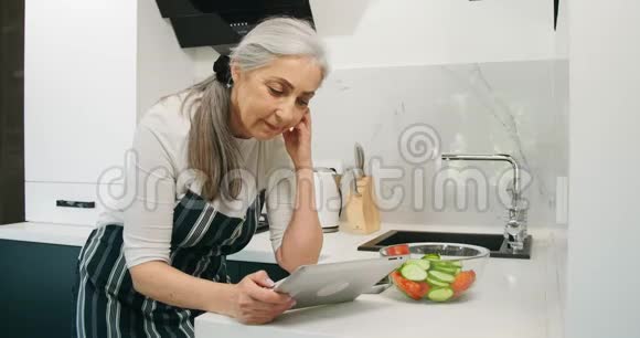 厨房蔬菜里的女人药片视频的预览图