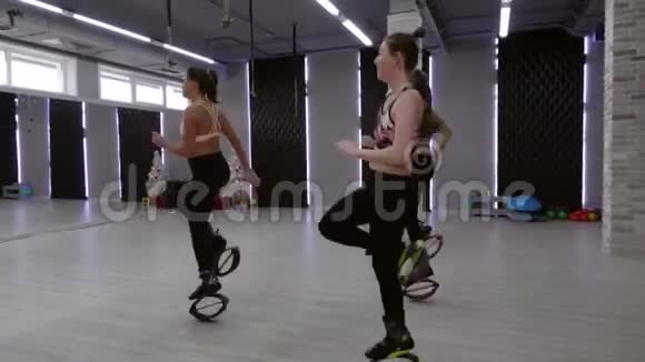 一个由三个年轻女孩组成的女性团体在健身房里跳袋鼠视频的预览图