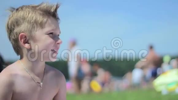 在海滩上描绘一个快乐的小男孩视频的预览图