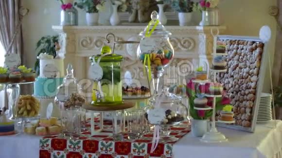 装饰精美的糖果棒婚宴桌上的糖果视频的预览图