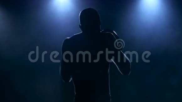 一个拳击手在烟雾中强健的身体视频的预览图