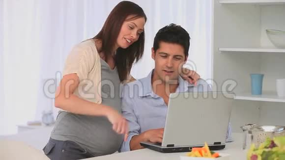 未来的父母用笔记本电脑视频的预览图
