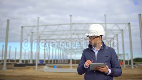 男建筑工程师建筑师主管安全帽工作检查质量使用笔记本电脑视频的预览图