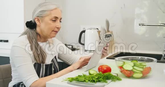 女人厨房蔬菜平板视频的预览图