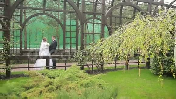 新娘和新郎向户外摄影师摆姿势视频的预览图