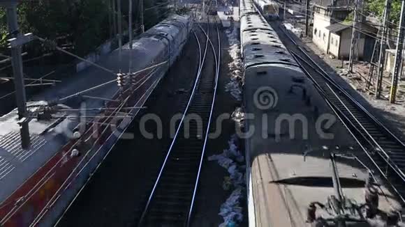 在孟买通过铁路的两列火车上的鸟瞰图视频的预览图