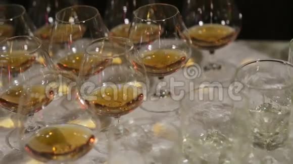 一排不同饮料的玻璃杯如威士忌白兰地葡萄酒和其他视频的预览图