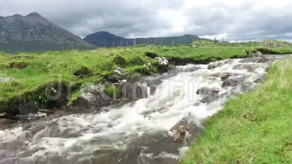 爱尔兰康奈马拉的河流和丘陵景观视频的预览图