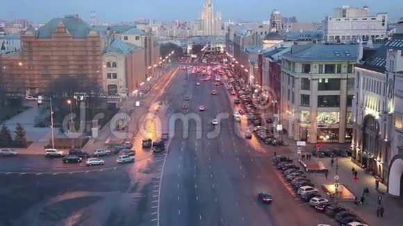 俄罗斯中央儿童商店大楼的观景台从高处俯瞰莫斯科夜景视频的预览图