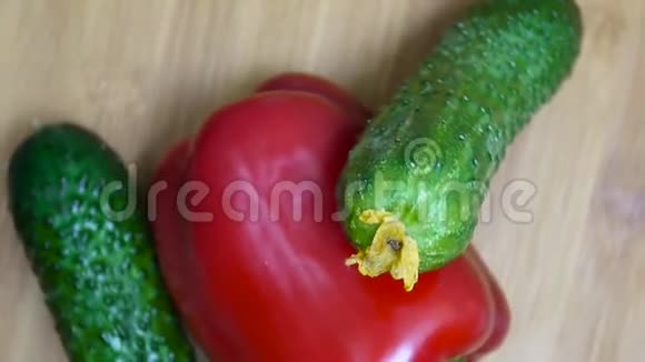 黄瓜和胡椒在砧板上旋转视频的预览图