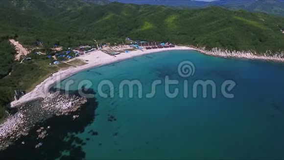 海底岩石的空中拍摄视频的预览图