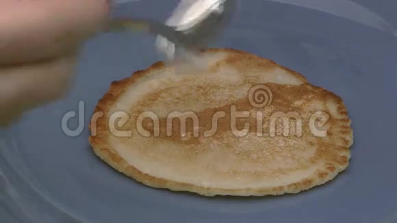 加酸奶油的煎饼视频的预览图