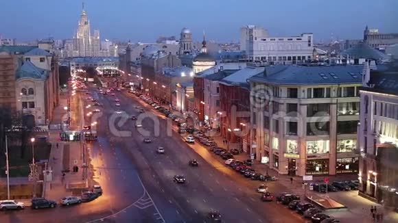 俄罗斯中央儿童商店大楼的观景台从高处俯瞰莫斯科夜景视频的预览图