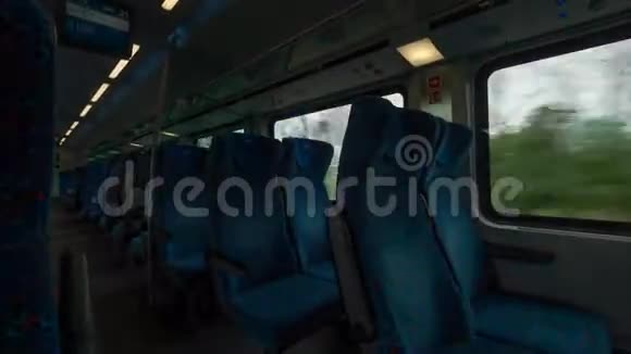 奥地利维也纳带桌子座位和窗户的现代空车车厢内的时间流逝镜头视频的预览图