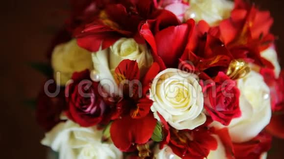 1令人惊叹的美丽花束由粉红色红色和白色玫瑰隔离在棕色背景视频的预览图