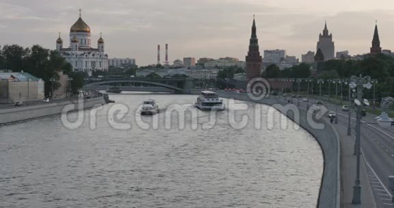 晚上在莫斯科河上划船视频的预览图