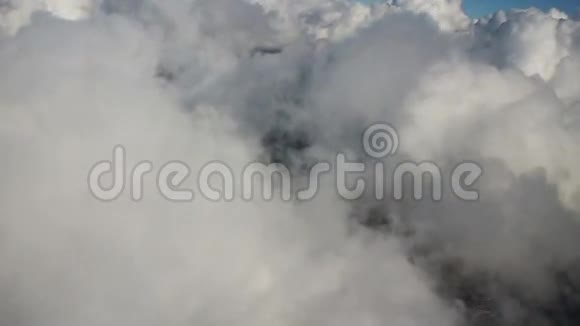 飞机飞过城市和云层视频的预览图