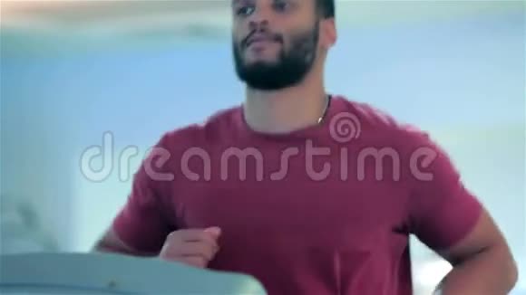 运动男在健身房跑步机上跑步视频的预览图