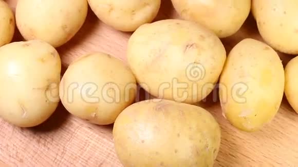 黑色背景上的黄色土豆视频的预览图