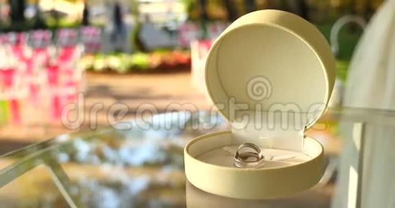 白金结婚戒指蓝色盒子里的白金戒指结婚首饰婚礼准备视频的预览图