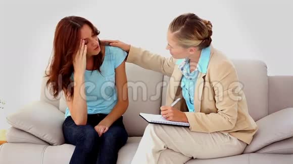 女人在和心理医生谈话时视频的预览图