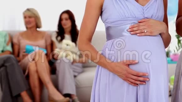孕妇从她的朋友那里得到蓝色的婴儿腹视频的预览图