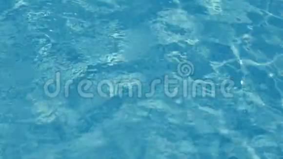 游泳池的水的俯视图摘要蓝色背景视频的预览图
