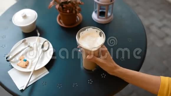 咖啡屋里拿着杯子和咖啡的女人视频的预览图