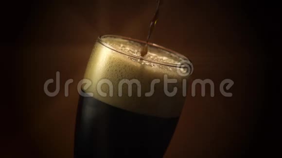 吉尼斯啤酒浇过明星过滤器视频的预览图