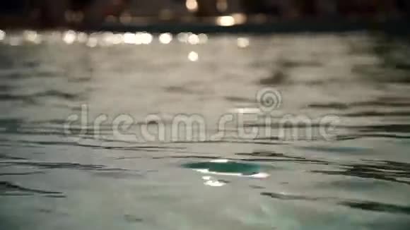 日落时池底背景抽象纹理的清水倒影视频的预览图
