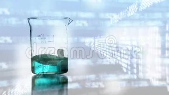 带蓝色液体旋转的烧杯周围有数据移动视频的预览图